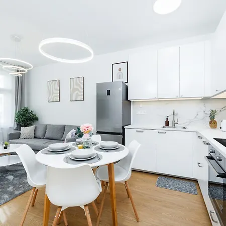 Rentero Warm And Bright At *