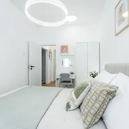 Rentero Warm And Bright At Apartman