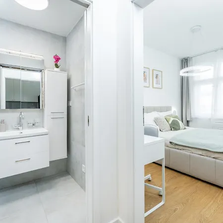 Rentero Warm And Bright At *