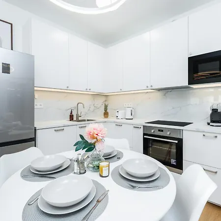 Rentero Warm And Bright At *